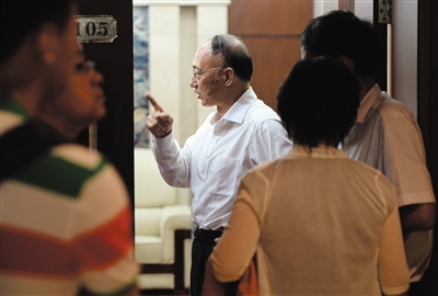 劉鵬局長走出會(huì)場。昨日的足球改革發(fā)展工作會(huì)議上，國家體育總局為中國足球“開了一扇門”。