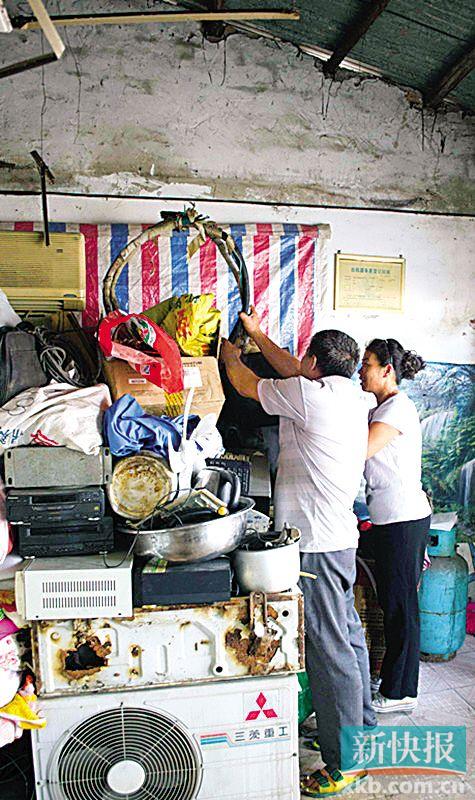 劉伯與妻子李姨在收拾剛回收的幾件小電器。