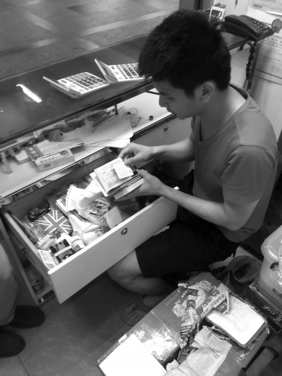 嫌疑人家的煙酒店內(nèi)暗藏地下錢(qián)莊。警方供圖