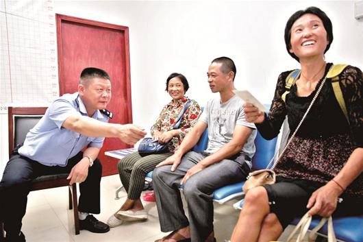 在民警的幫助下，流浪婦女右一與親人相聚