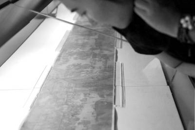 一名觀眾俯身細(xì)看《清明上河圖》。 京華時報記者王海欣攝