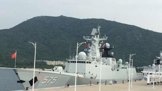 中國海軍艦艇編隊12日上午從三亞起航，參加“和平友誼-2015”中馬兩軍首次實兵聯(lián)演。