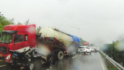 西攀高速公路追尾事故現(xiàn)場(chǎng)。