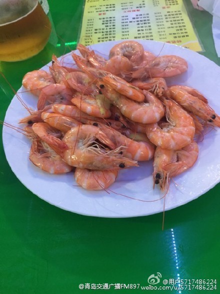 資料圖：網(wǎng)曝青島大排檔宰客，大蝦結(jié)賬時(shí)38元1只。