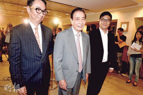 四叔李兆基（中）、長(zhǎng)子李家杰（左）及次子李家誠(chéng)