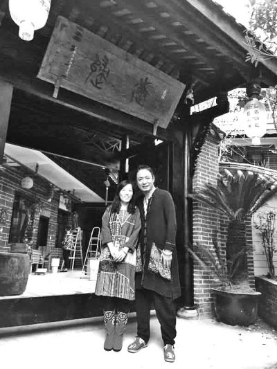 顧少?gòu)?qiáng)和丈夫在自己的客棧前合影,作為結(jié)婚照。照片由受訪者提供 顧少?gòu)?qiáng)和丈夫在自己的客棧前合影,作為結(jié)婚照。照片由受訪者提供