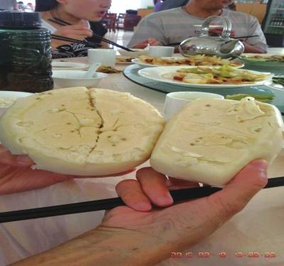 在參加山西游行程中，體驗(yàn)員發(fā)現(xiàn)團(tuán)餐中的饅頭已經(jīng)發(fā)霉。視頻截圖