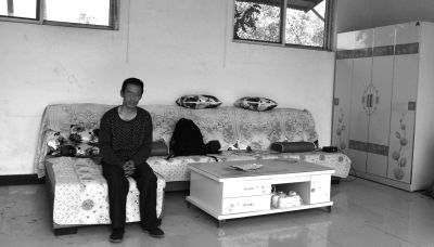交完彩禮錢，牛志忠?guī)缀跎頍o分文，家里的沙發(fā)、茶幾、衣柜都是凌光輝買的。京華時報記者張恒攝