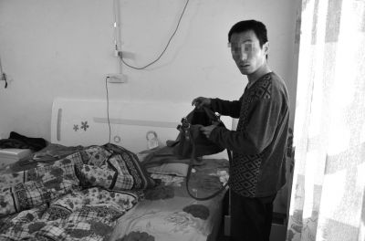 牛志忠翻看凌光輝留下的挎包。京華時報記者張恒攝