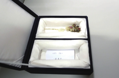 存放于匣內(nèi)的金簪華美依舊。