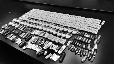 警方在行動(dòng)中繳獲的地下錢(qián)莊持有的銀行卡和手機(jī)、U盾等作案工具。