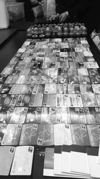 警方在行動(dòng)中繳獲的地下錢(qián)莊持有的銀行卡和手機(jī)、U盾等作案工具。