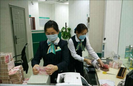 銀行職員正在點鈔 銀行職員正在點鈔