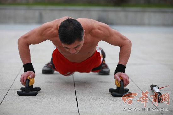 安康62歲健身哥23年光膀子健身 安康62歲健身哥23年光膀子健身