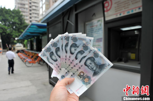 “如果是千元左右的跨行轉(zhuǎn)賬，都會(huì)先充值到支付寶，然后再轉(zhuǎn)到相應(yīng)銀行賬戶中”，肩負(fù)3000多元月供的北京白領(lǐng)小李告訴中新網(wǎng)記者，這樣操作起來方便、省時(shí)，還免去下載好幾個(gè)銀行客戶端的麻煩。