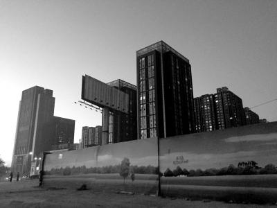 荒地西、南、北三面被2米多高的圍欄圍住。