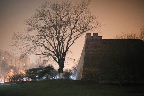 2015年12月20日，北京。霧霾之中，燈光之下的明長(zhǎng)城遺址公園。