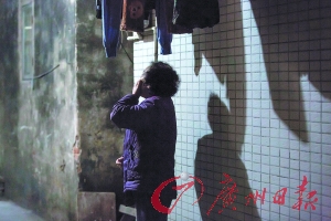 女姐在講述自己老伴幾年前在保姆的“照料”下去世的經(jīng)歷，神色悲傷。廣州日報記者陳憂子 實習生郭嘉亮攝