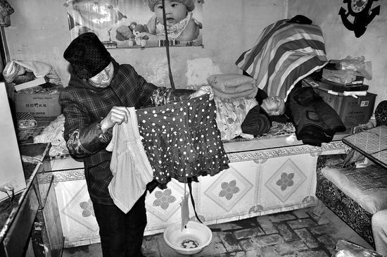 給爺爺?shù)芥?zhèn)上領過冬的福利，卻領回短裙短褲