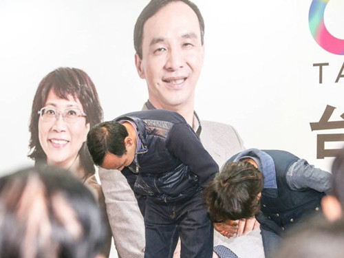 國民黨明天下午將召開臨時中常會，決定由誰擔任代理主席。圖為朱立倫與王如玄上午到競選總部，向支持自己競選的志工們一一致意，感謝他們的陪伴。圖片來源：臺灣《聯(lián)合報》