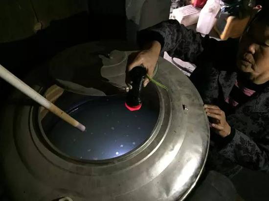 洞庭湖缺水，2015年11月，湖南省南縣石壩村肖喜福老人家中面臨的水質(zhì)型缺水難題。近20多年來(lái)，家里打了兩次深井，如圖所示，井水呈乳白色，鐵錳嚴(yán)重超標(biāo)，無(wú)法飲用。新華社記者周楠攝