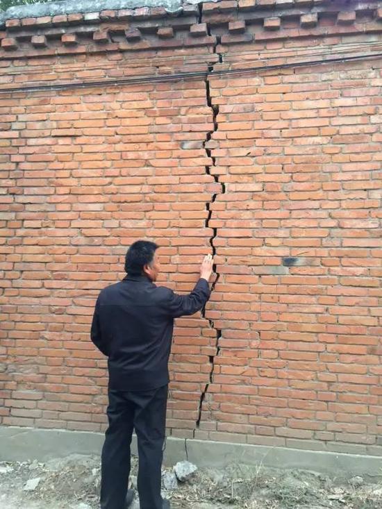 2015年10月20日，河北省柏鄉(xiāng)縣地下水超采區(qū)，地面沉降，一些村民家墻壁、地面都有裂縫。新華社記者郭雅茹 攝