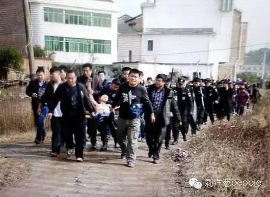 聶露勇被抓獲時(shí)畫(huà)面。