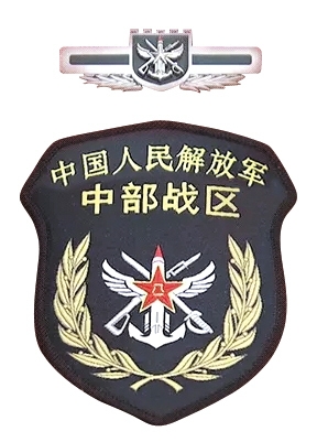 習(xí)近平將軍旗授予東部戰(zhàn)區(qū)司令員劉粵軍、政治委員鄭衛(wèi)平。