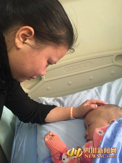 徐女士看著睡著的兒子，心里為手術(shù)費(fèi)發(fā)愁