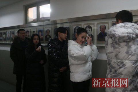 表演系考生考前正用紙巾卸妝。