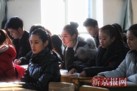 主持系考生正在備考區(qū)等待考試。