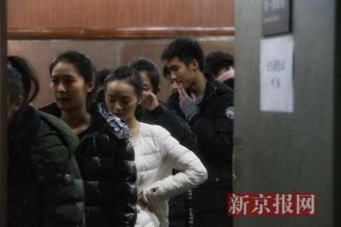 音樂(lè)劇系考生在備考區(qū)域等待考試。新京報(bào)記者 周崗峰 攝