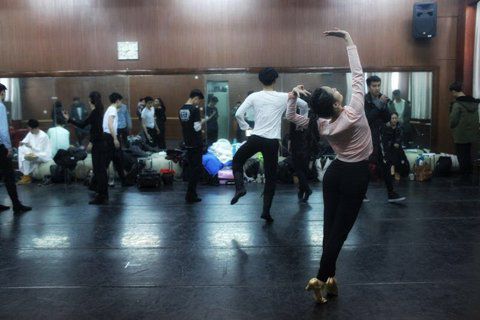 音樂(lè)劇系考生在備考區(qū)域等待考試。新京報(bào)記者 周崗峰 攝