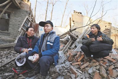 2014年1月，取保候?qū)彽乃螤?zhēng)光和父母看著殘敗的房子，默默流淚