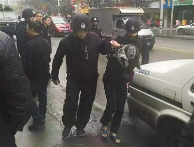 達(dá)州市警方押解剛被抓獲的犯罪嫌疑人褚思練（裹頭巾者）。 本組圖片/新華社