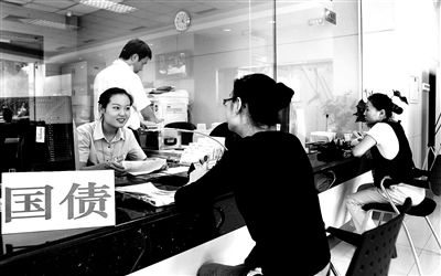 由于網(wǎng)銀和柜臺(tái)同時(shí)開(kāi)售，部分銀行網(wǎng)點(diǎn)甚至來(lái)不及賣出一筆就發(fā)現(xiàn)額度全部被搶光供圖/視覺(jué)中國(guó)