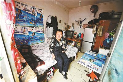 早晨收拾停當后，李大鵬準備前往地鐵賣藝