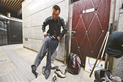 只有在賣藝時，李大鵬才會換上破舊的衣服