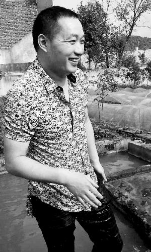 救出小孩上后，楊文利一身糞水。