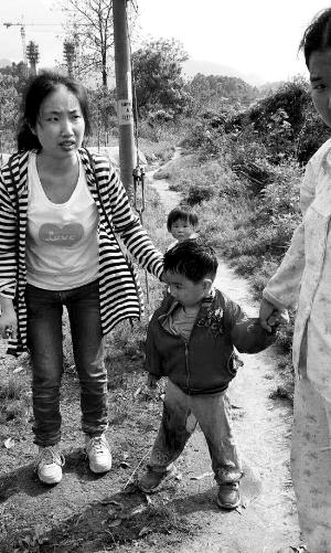 獲救小孩及其母親段曉霞。
