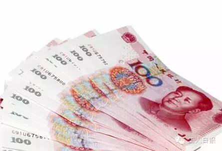 按照4月1日起上海執(zhí)行的月最低工資標準2190元計算，勞動者在5月1日當天加班，每天的加班工資至少有302元。如果3天都加班、不調(diào)休，加班工資至少有704元。