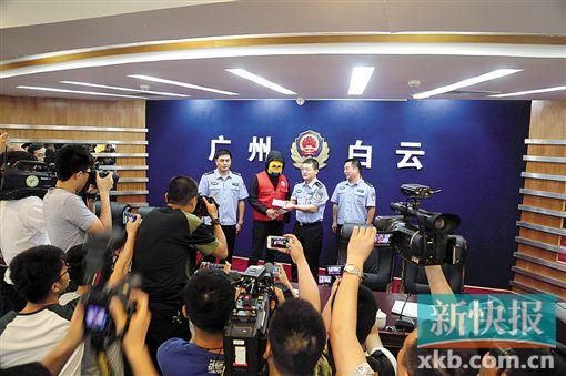 因舉報涉毒案件線索而獲獎的“快遞小哥”戴著面具領(lǐng)取獎金。