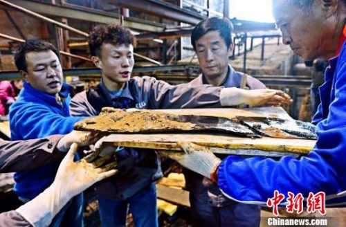 圖為南昌西漢?；韬钅怪鳂∈铱脊虐l(fā)掘現(xiàn)場(chǎng)出土了一組漆器“屏風(fēng)”。　郭晶 攝