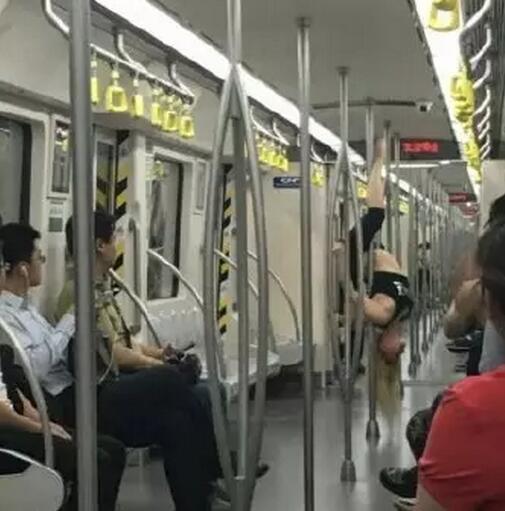 女子在地鐵上跳鋼管舞。