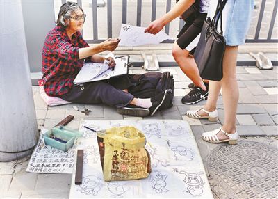 八旬老太路邊擺攤賣畫(huà)稱養(yǎng)家