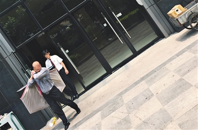 昨日11時(shí)許，新華聯(lián)國際公寓門口，一男子將電視等賭具轉(zhuǎn)移，后被警方控制