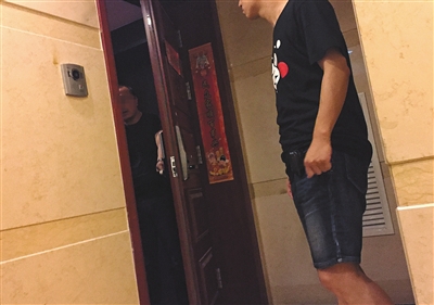 新華聯(lián)國際公寓23層，辦案民警陸續(xù)進(jìn)入涉案房間