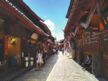 6月3日中午，麗江古城街道上游客稀少。