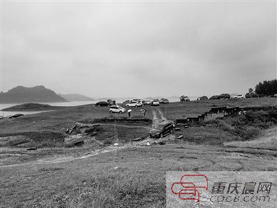 10日，約30輛自駕車被困在長壽湖的這片湖灘上。