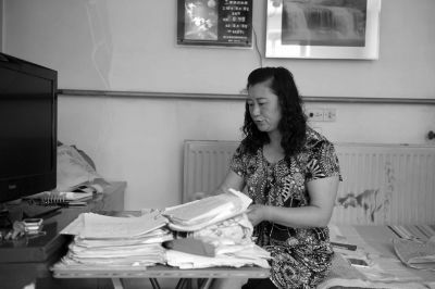 原偉東的姐姐在家整理材料。京華時(shí)報(bào)記者陶冉攝